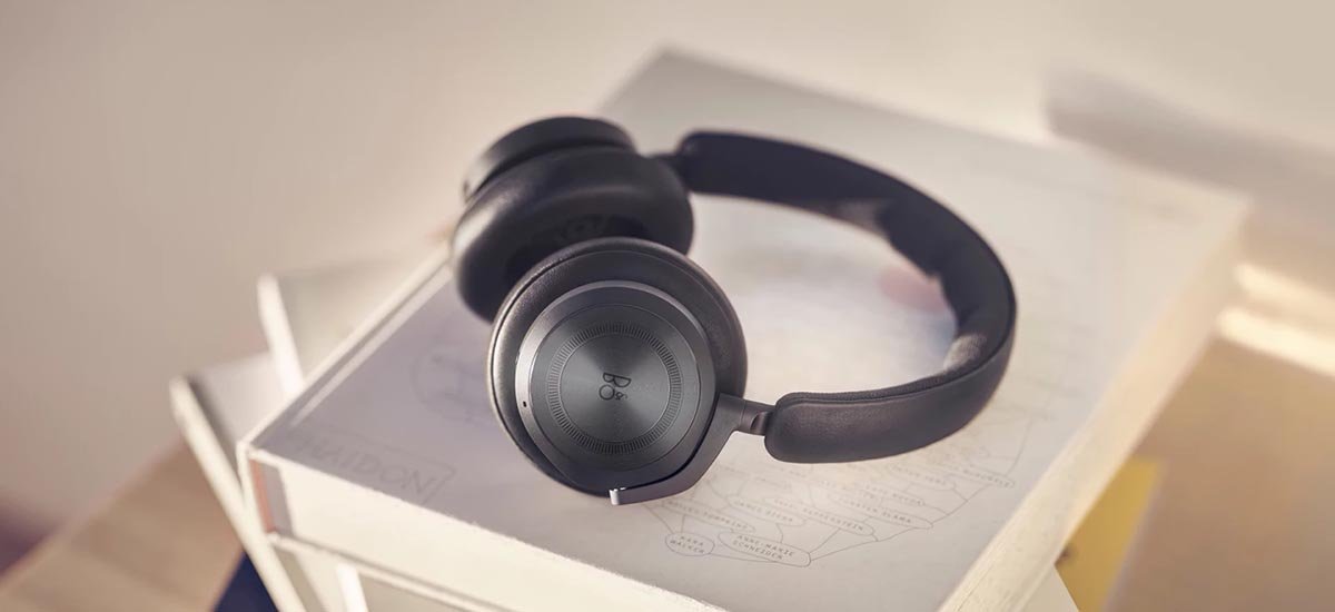 Bang & Olufsen lança fone de ouvido premium HX com 35 horas de bateria