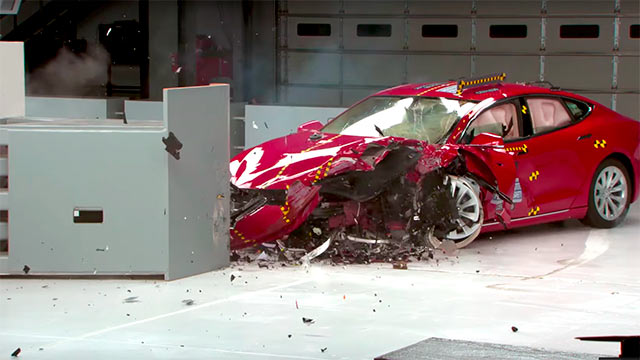 "السيارة الأكثر أمانًا في العالم" ، تم تصنيف Tesla Model S على أنها "مقبولة" في اختبار التصادم 1