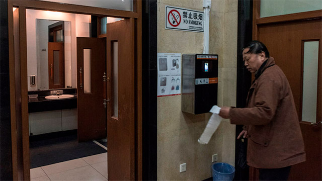 الصين تستخدم تقنية التعرف على الوجه في الحمامات العامة لمنع سرقة الورق 1
