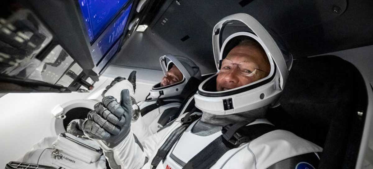 Entediados, astronautas da NASA passam trotes enquanto aguardam resgate