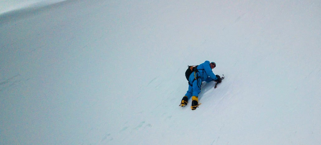 Após cair em montanha, Alpinista é encontrado vivo por drone