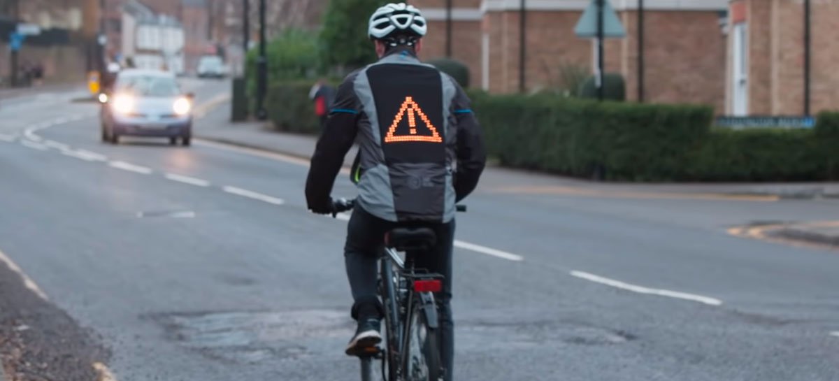 Ford cria jaqueta para ciclistas que exibe sinais de trânsito e emojis