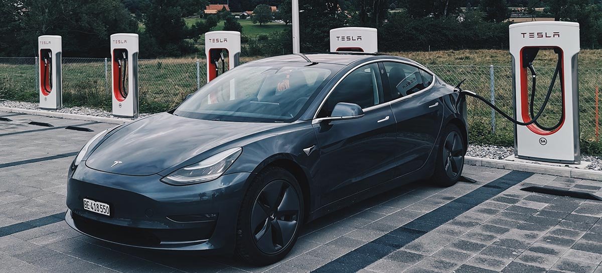 Uber e Tesla se juntam a 26 empresas em lobby para veículos elétricos