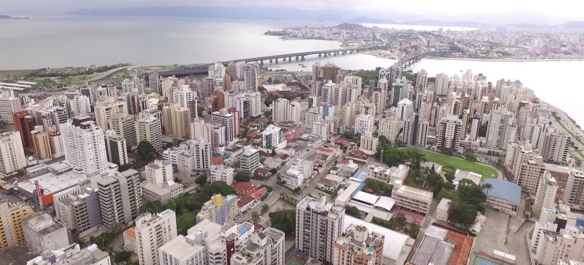 Imagens de drones mostram Florianópolis e Chapecó completamente desertas