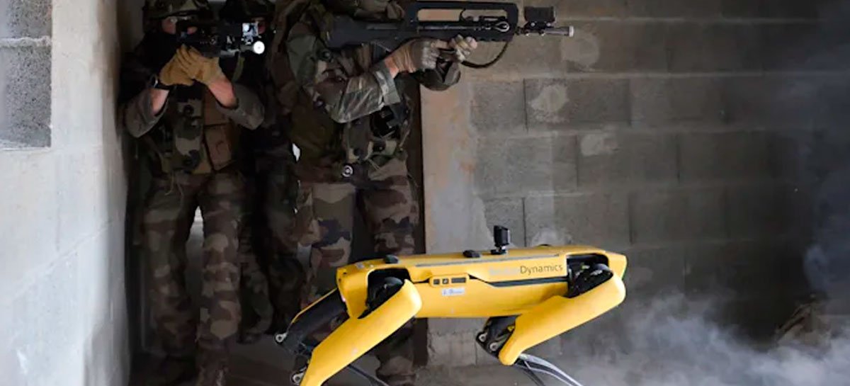 شاهد الكلب الآلي من Boston Dynamics أثناء التدريب مع الجيش الفرنسي