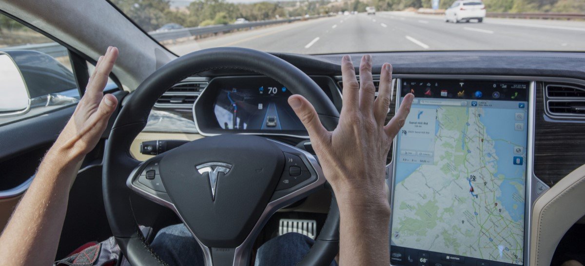 Vídeo mostra carro da Tesla detectando sinal vermelho e parando sozinho