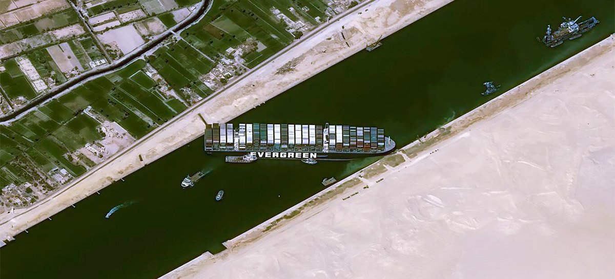 Navio encalhado no Canal de Suez pode agravar crise econômica global