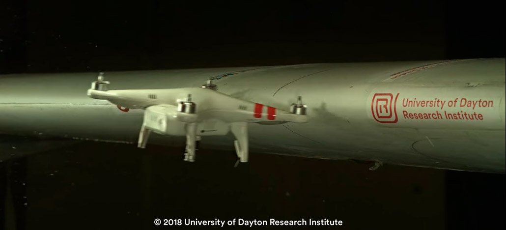 O que acontece se um drone bater na asa de um avião? Cientistas fizeram o teste; veja o vídeo