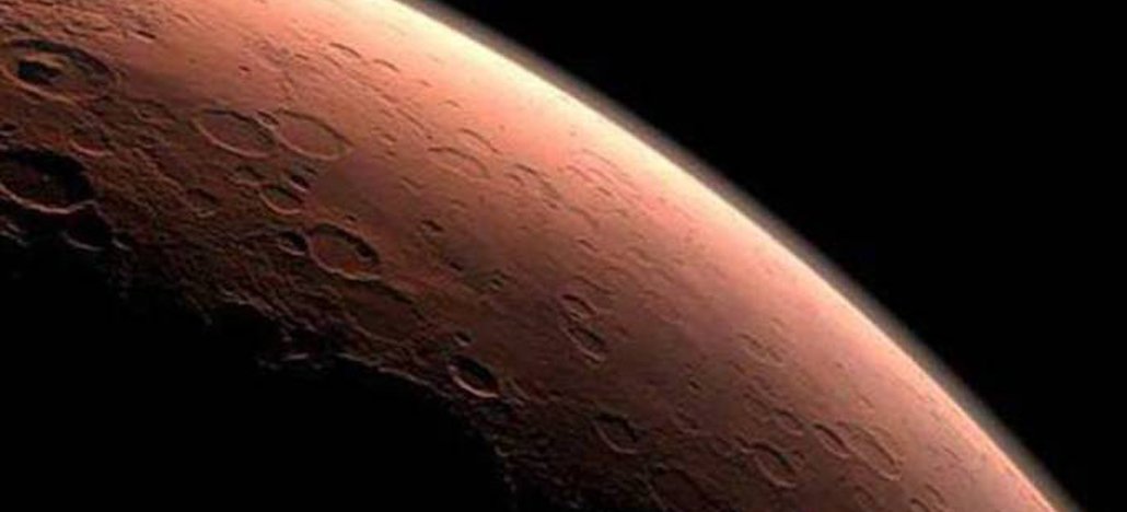 NASA encontra água congelada logo abaixo da superfície de Marte