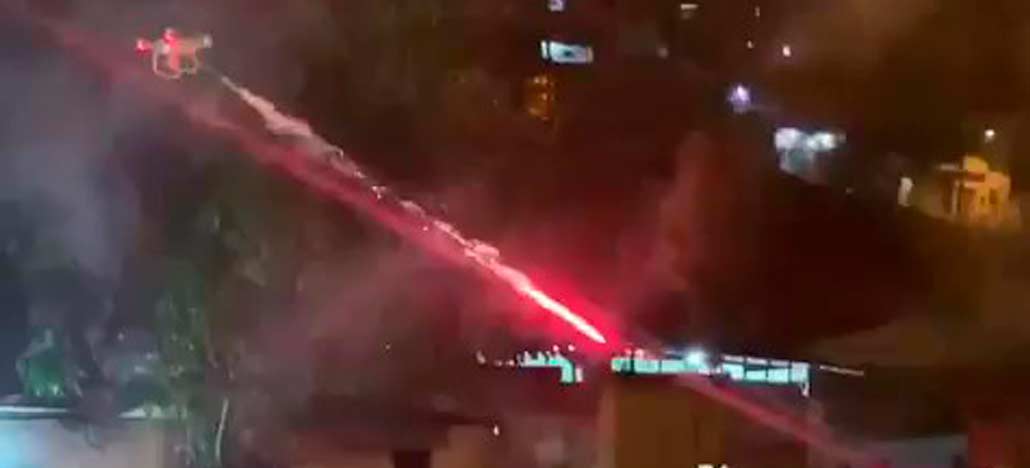 Vídeo mostra drone disparando fogos de artifício em um local com pessoas
