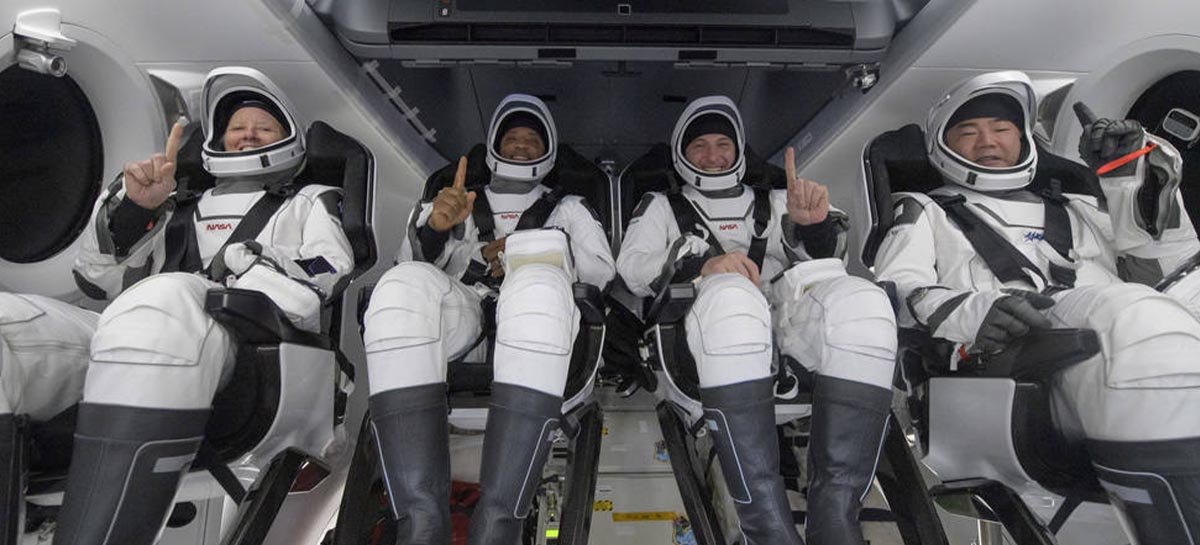 Astronautas da missão Crew-1 da SpaceX retornam à Terra em segurança