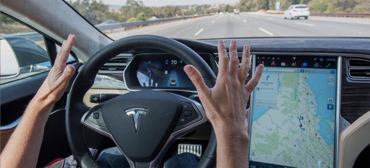Motorista é indiciado por dormir enquanto Tesla se dirige sozinho a 140 km/h