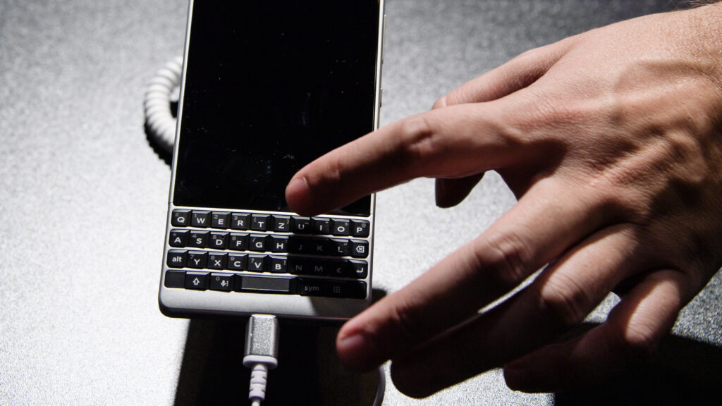 أخبار 20 أغسطس 2020 ظهور جهاز BlackBerry جديد بلوحة مفاتيح فعلية و 5 G في عام 2021