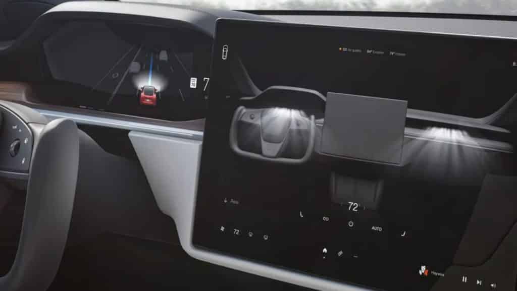 تسلا الداخلية تظهر رمز السيارة على الشاشة التي تعمل باللمس لاختيار العتاد