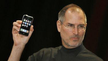 ستيف جوبز مع iPhone