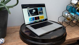 MacBook Pro مقاس 16 إنش