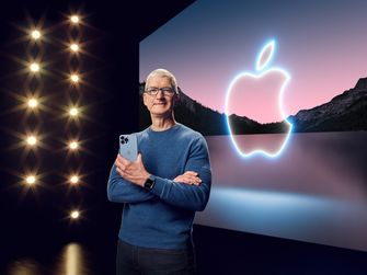 Apple  الرئيس التنفيذي تيم كوك مع iPhone 13 Pro