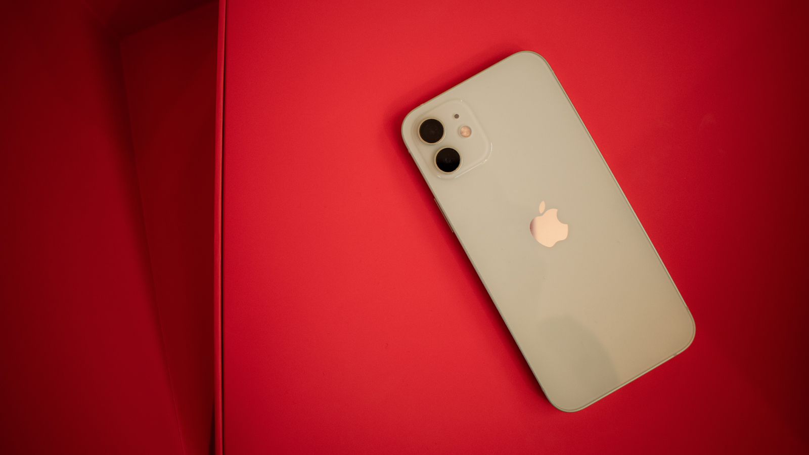 أخبار 29 أكتوبر 2020
Apple تخطط لتقديم iPhone بسعة تخزين 1 تيرابايت
