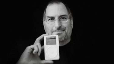 يعرض ستيف جوبز أول جهاز iPod