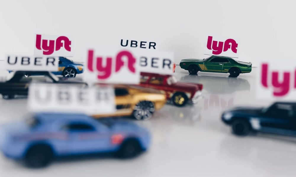 ستكون رحلات Uber و Lyft في كاليفورنيا كهربائية بحلول عام 2030