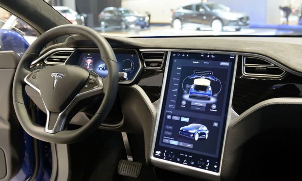 يتم استدعاء أكثر من 150.000 سيارة Tesla بسبب فشل شاشات العرض داخل لوحة العدادات