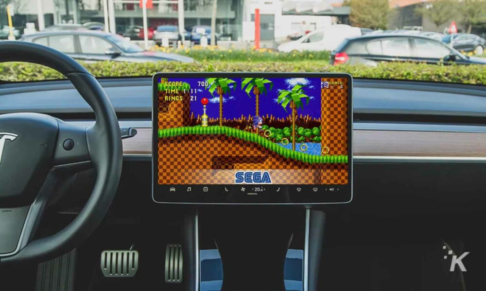 يجري التحقيق مع تسلا للسماح للسائقين بلعب ألعاب الفيديو أثناء القيادة