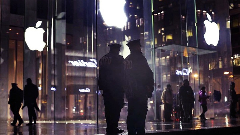 اللصوص يرتدون زي Apple يسرق الموظفون أجهزة iPhone بقيمة 16،130 دولارًا 1