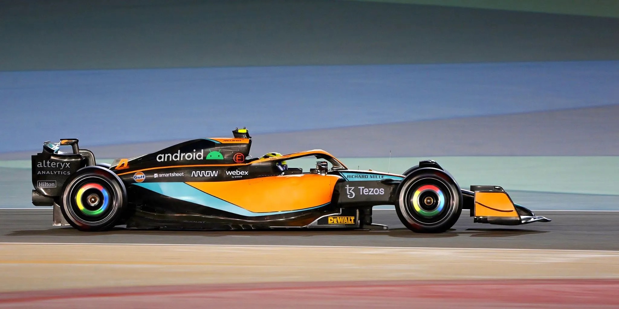 شعارات Android و Chrome على سيارة فريق McLaren
