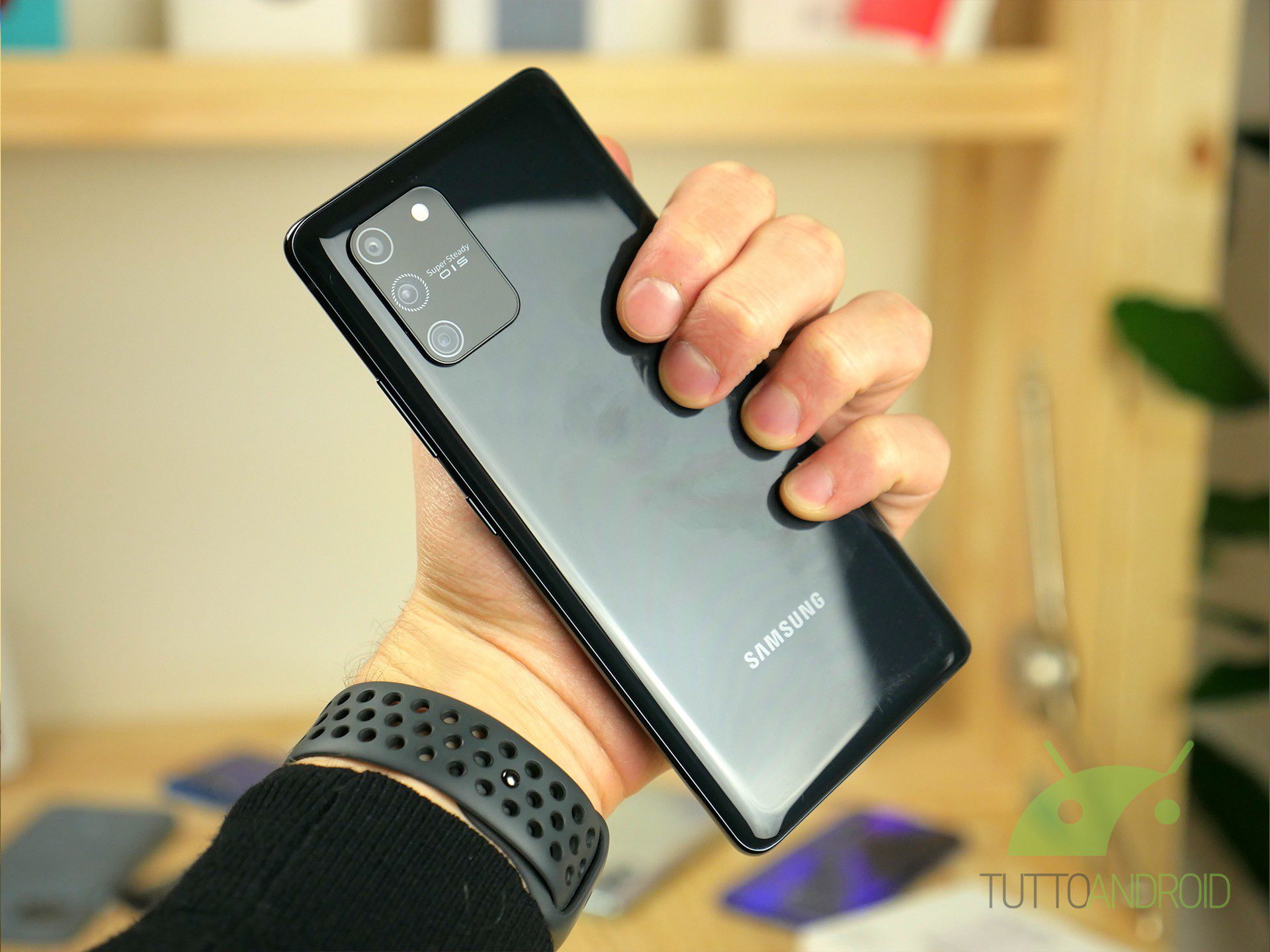 تقوم شركة Samsung بتحديث ثلاثة هواتف ذكية ليست من الشعر الأول ، ويتلقى POCO X3 GT جهاز MIUI 13 1