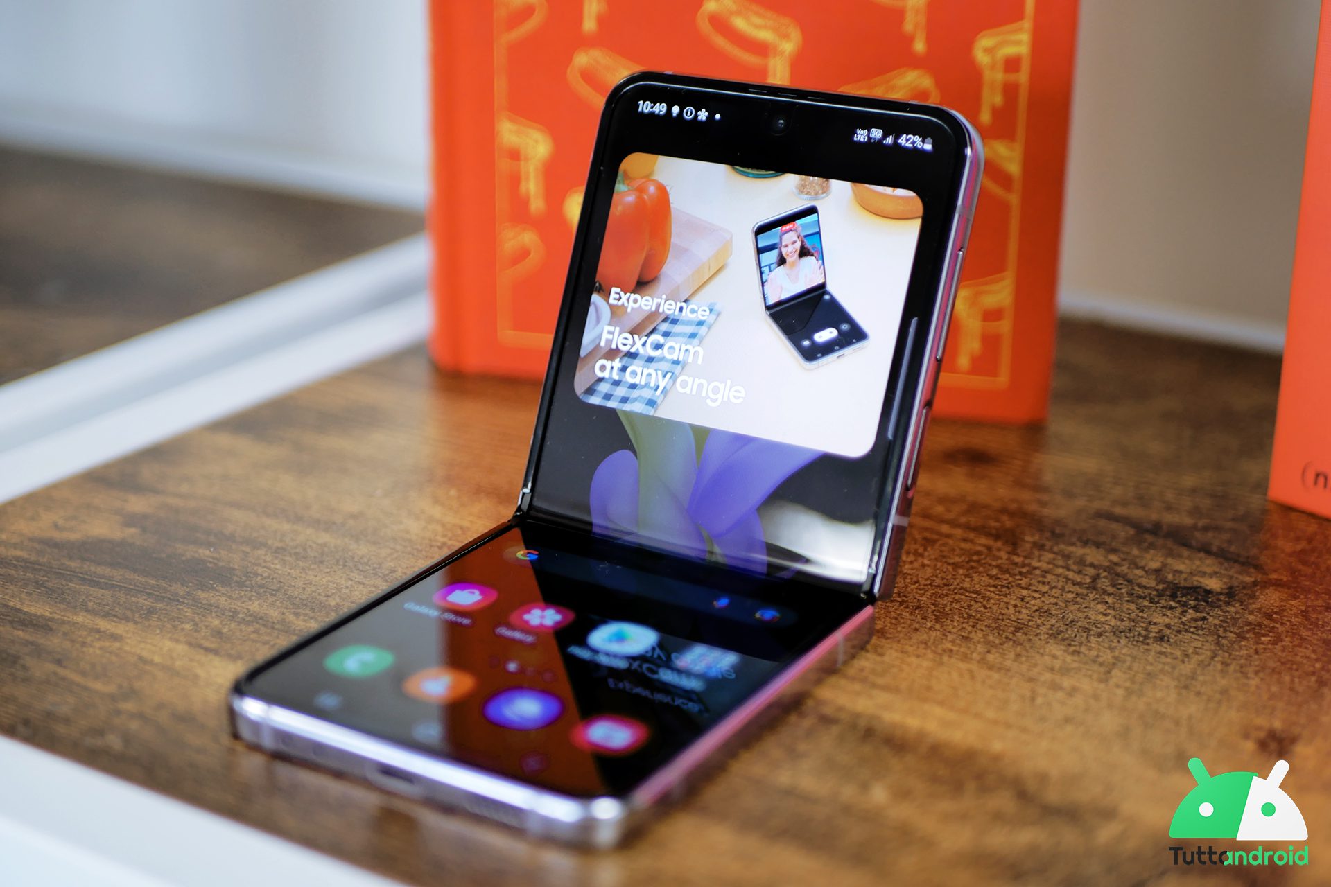 Samsung Galaxy Z Flip 4 display